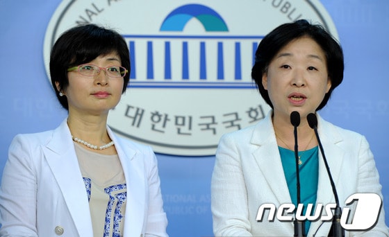 심상정 통합진보당 의원(오른쪽)과 은수미 민주통합당 의원이 12일 국회에서 '쌍용자동차 문제해결을 위한 국회의원 모임' 구성 제안 회견을 하고 있다. 2012.6.12/뉴스1 © News1 박정호 기자