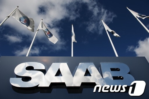 스웨덴 남서부 트롤해탄에 위치한 사브 생산공장 앞 기업로고 © AFP=News1 