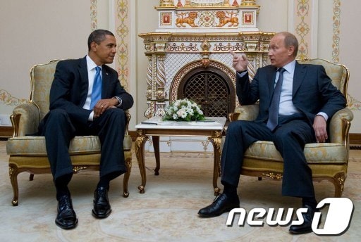 지난 2009년 7월 러시아 모스크바 인근 푸틴 자택에서 만난 버락 오바마 미국 대통령과 블라디미르 푸틴 당시 러시아 총리. 양국 정상은 이 만남 이후 처음으로 다음주 멕시코 G-20 정상회의에서 대면하게 된다. © AFP=News1