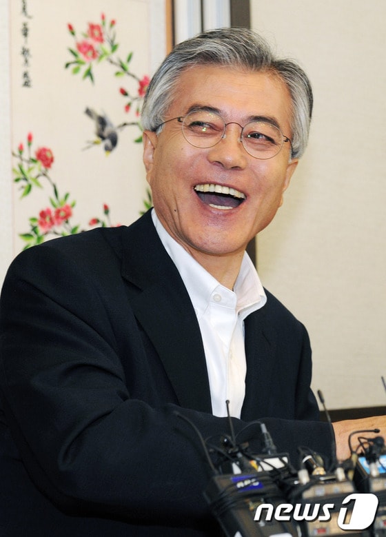 대통령 선거 출마선언을 이틀 앞둔 문재인 민주통합당 상임고문이 15일 서울 여의도의 한 중식당에서 가진 대선출마 관련 기자간담회에서 함박웃음을 짓고 있다. 문 상임고문은 이 자리에서 