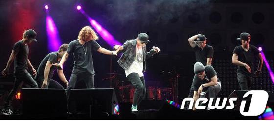 월드스타 비의 팝 페스티벌 개막 무대 공연 모습./사진제공=엑스포조직위 News1 © News1 김상렬 기자
