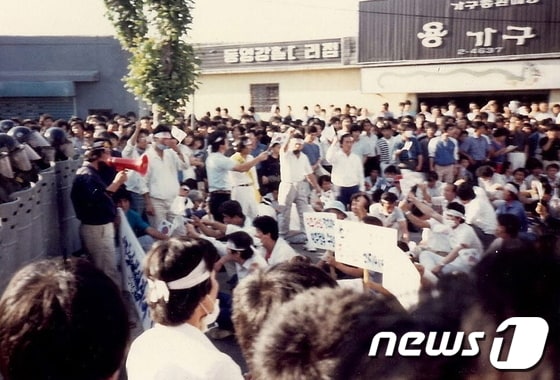 1987년 6ㆍ10항쟁 당시 울산 중구 성남동에서 '호헌철폐와 독재타도'를 외치는시위대와 그들을 막으려는전경들이 대치한 채 신경전을 벌이고 있다. /사진제공=한수호 비전울산포럼 부회장 © News1 