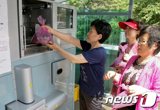 대전대덕구는 19일 첨단음식물쓰레기 감량설비 시연회를 개최했다.© News1