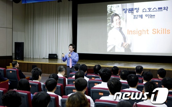 CJ오쇼핑 메인 쇼호스트인 장문정 강사가 19일 경남은행 본점 대강당에서 직원들을 대상으로 ‘장문정 쇼호스트와 함께 하는 마케팅스킬 및 전략/전술 특강’을 실시하고 있다.(경남은행 제공)© News1 