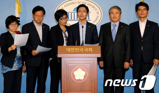 민주통합당 김광진 의원을 비롯한 초선의원들이 20일 서울 여의도 국회의사당 정론관에서 기자회견을 열고 '평생연금 포기선언'을 하고 있다. 김광진 의원은 이언주,최민희 의원등 민주통합당 초선의원들과 함께 국회의원 연금을 포기하는 '대한민국헌정회 육성법'을 발의했다. 2012.6.20/뉴스1 © News1 이종덕 기자