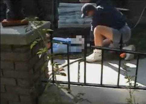 딸 남자친구 엉덩이를 때리는 아버지. © News1 