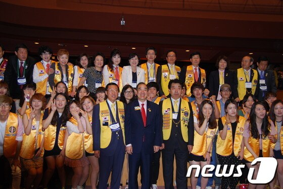 제95차 라이온스 부산세계대회가 개막된 22일 오전 부산롯데호텔에서 열린 &#39;레오 라이온 회담&#39;에 참가한 레오들과 윙쿤 탐 국제회장 등이 기념촬영을 하고 있다.© News1 남경문 기자