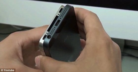 왼쪽은 기존 아이폰의 커넥터모습, 오른쪽은 새롭게 선보일 아이폰5의 커넥터. (Youtube). © News1 