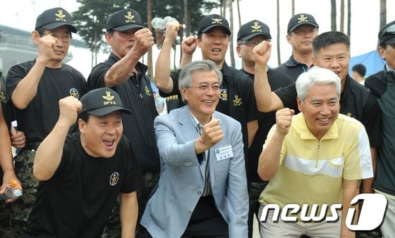 민주통합당 문재인 상임고문이 24일 오전 서울 마포구 평화의 광장에서 열린 6.25 상기 마라톤대회에 앞서 특전사 전우들과 기념촬영을 하고 있다. 2012.6.24/뉴스1 © News1 이정선 기자