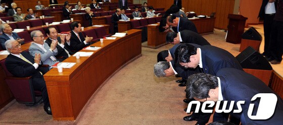 새누리당 국회 연로회원 지원금 제도개선 T/F팀장인 이철우 의원 주최로 25일 오전 국회 헌정기념관에서 국회의원 연금제도 개선 관련 토론회가 열렸다. 토론회에 참석한 이한구 원내대표, 정우택 최고위원 등 새누리당 의원들이 헌정회 원로회원들에게 허리숙여 인사하고 있다.2012.6.25/뉴스1 © News1 이광호 기자