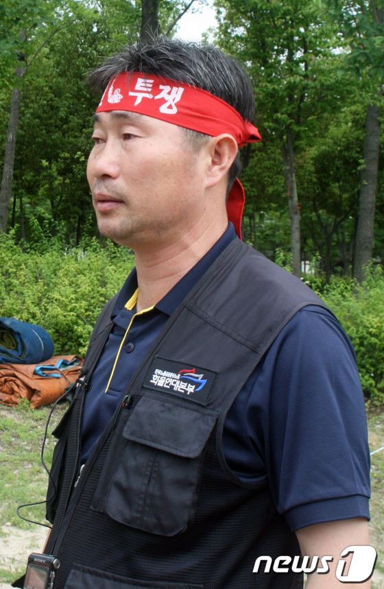 김정한 화물연대 울산지부장이 25일 오전 총파업 출정식 이후 가진 인터뷰에서 화물차량 연쇄방화 사건에 대한 입장을 밝히고 있다. © News1 변의현 기자