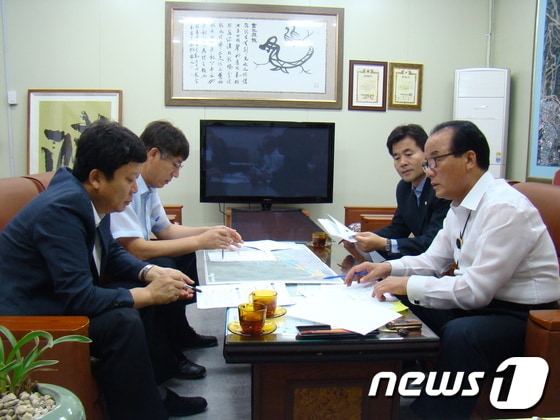 새누리당 정갑윤(울산 중구ㆍ오른쪽) 의원이 25일 지역 사무국에서 김기열 한국토지주택공사(LH) 울산혁신도시사업단장으로부터 민원 처리현황을 보고받고 있다.© News1