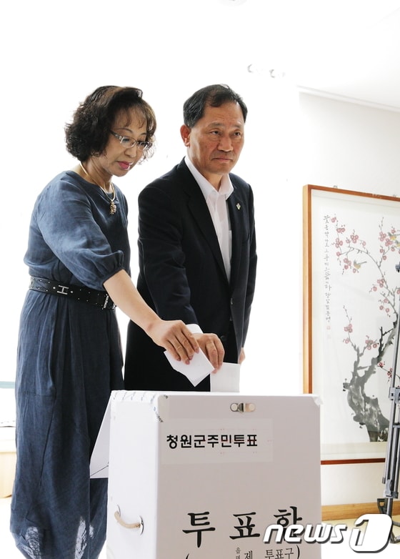 p이종윤 충북 청원군수가 27일 오전 부인 장금순여사와 청원군 오창과학산업단지 내 중앙하이츠빌 아파트 경로당에 마련된 오창읍 제5투표구에서 청주·청원 통합 찬반 주민투표를 하고 있다. © News1 정세희 기자/p
