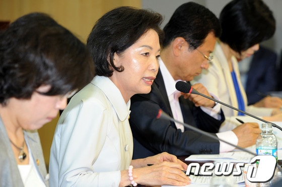 27일 오전 국회 의원회관에서 열린 새누리당 초선의원 정책개발 조찬모임에서 류지영 의원이 보육 및 저출산문제 해결 방안에 대한 주제 발표를 하고 있다.2012.6.27/뉴스1 © News1 이광호 기자