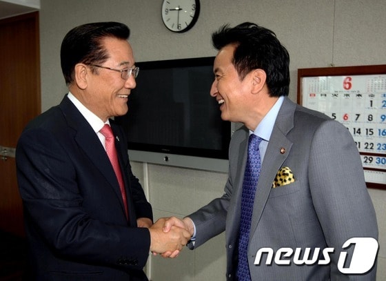 박준영전남지사가 27일 전남도청을 방문한 김영환 민주통합당 의원과 악수하고 있다/사진제공=전남도© News1 