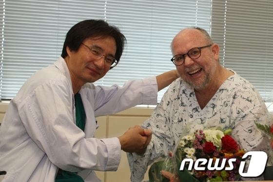 서울아산병원 간담도췌외과 김송철 교수(왼쪽)와 피터씨(오른쪽) © News1 