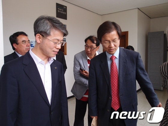 공직선거법 위반 혐의로 기소된 민형배 광주 광산구청장(왼쪽)이 27일 광주지법에서 열린 첫 공판에서 검찰의 공소 사실을 모두 반박했다. 민 청장이 공판을 마무리한 뒤 변호인인 천정배 전 의원과 이야기를 나누고 있다. © News1 김호 기자 