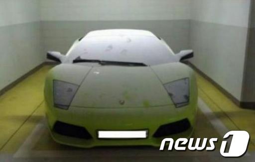 광주에 사는 초등학생들이 시가 5억원 상당의 고급 외제차를 장난삼아 망가뜨리는 사건이 벌어졌다. 파손된 차량의 모습. /사진=인터넷 게시판 캡쳐 © News1 김호 기자