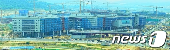 p세종시 내 행정타운의 정부청사 1단계의윤곽이 드러나고있다. 정부청사 1단게에는 국무총리실, 기획재정부, 농림수산식품부, 환경부, 국토해양부, 공정거래위원회 등 6개 부처가 입주한다. 올 11월까지 완공되며 6개부처 이전은 연말까지 마무리 된다. © News1 정세희기자/p