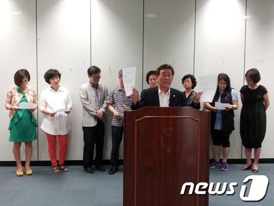 29일 오후 2시 진주시청 브리핑룸에서 박성도의원이 위조된 부의장후보 철회서를 들고 기자회견하고 있다.© News1 김동수기자 