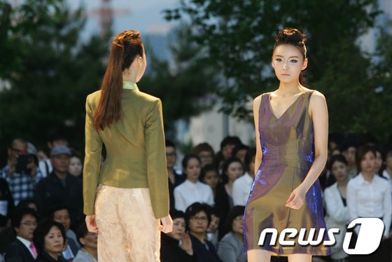 고 김선자 디자이너를 추모하는 패션쇼에서 모델들이 미래 비전과 이상을 담은 작품을 선보이고 있다./사진제공=계명대© News1 