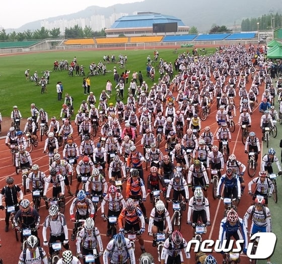 제4회 MTB 300울트라 산악자전거 대회 출발식이 지난 2일 전남 광양공설운동장에서 열렸다.@ News1
