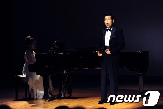 공연 중인 부경대 이병헌 교수.(부경대 제공)© News1 