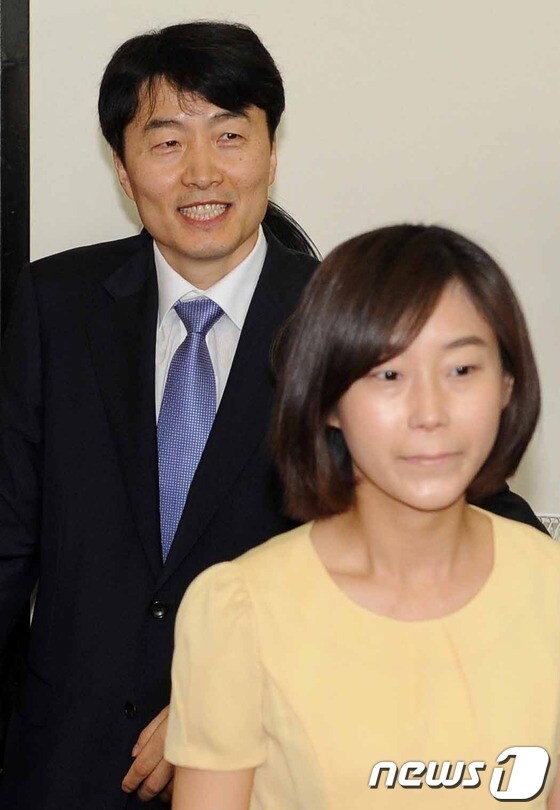 통합진보당 이석기, 김재연 의원이 5일 오전 국회 의정지원단에서 열린 의원단총회에 참석하고 있다.2012.6.5/뉴스1 © News1 이광호 기자