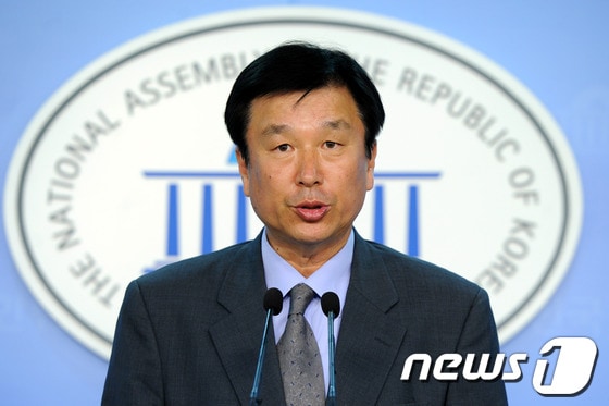 선진통일당 이원복 대변인이 5일 오후 국회 정론관에서 현안 관련 브리핑을 하고 있다.2012.6.5/뉴스1 © News1 이광호 기자