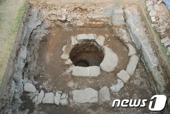 5일 발견한 국가지정 사적 제118호 진주성 내 조선시대 유물로 추정되는 우물터. (진주시 제공) © News1