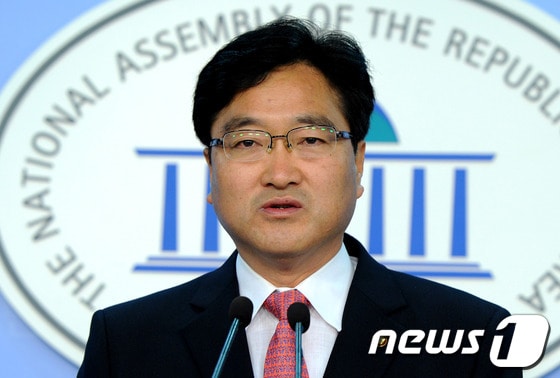 민주통합당 우원식 원내대변인이 6일 오전 서울 여의도 국회 정론관에서 4대강 사업 담합 관련 브리핑을 하고 있다. 우 원내대변인은 