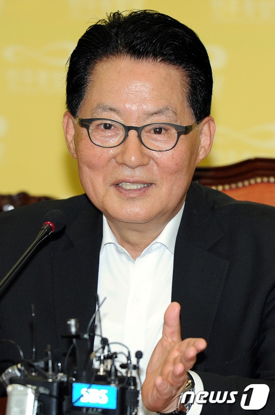 민주통합당 박지원 비대위원장이 6일 오전 국회 당대표실에서 기자간담회를 열고 전당대회와 새누리당 박근혜 전 비대위원장 등에 대해 말하고 있다.2012.6.6/뉴스1 © News1 이광호 기자