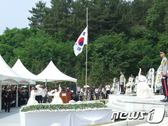 울산지역 제58회 현충일 추념행사가 6일 9시 40분 기관·단체장, 국가유공자, 유가족, 시민 등 3000여 명이 참석한 가운데 울산대공원 내 현충탑 광장에서 거행된다. 사진은 지난해 행사 모습이다.© News1 김규신 기자