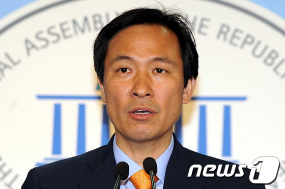 민주통합당 당권도전에 나선 우상호 의원이 6일 오후 국회 정론관에서 기자회견을 열고 