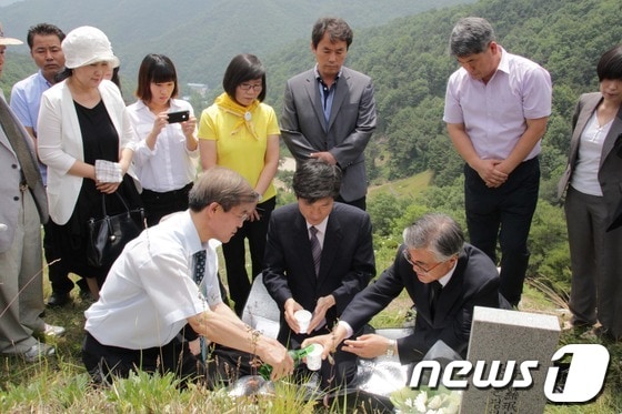 민주통합당 문재인 상임고문이 현충일을 맞은 6일 오후 경북 칠곡군 동명면 학명공원의 위안부 피해자 故 문옥주 할머니의 묘소를 찾아 참배하고 있다. 2012.6.6/뉴스1 © News1 김대벽 기자