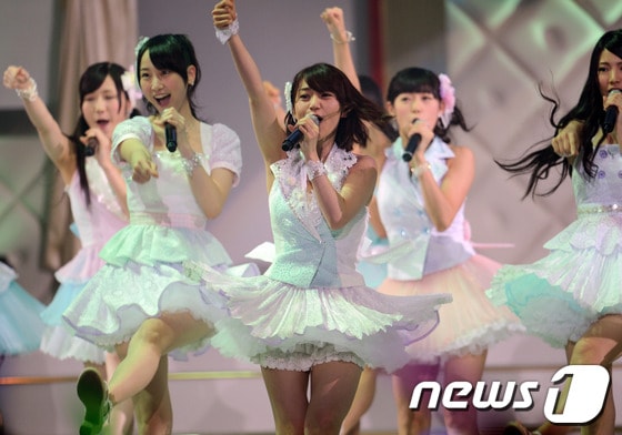 일본 걸그룹 AKB48의 오시마 유코(가운데)와 다른 멤버들이 지난 6일 도쿄에서 열린 'AKB48 총선'에서 27번째 싱글 앨범의 사전 무대 공연을 하고 있다. AFP/TOSHIFUMI KITAMURA/News1, 무단전재 및 재배포 금지 © News1
