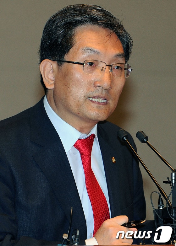 7일 서울 여의도 국회의사당에서 열린 민주통합당 의원총회에서 노영민 의원이 모두 발언하고 있다. 노 의원은 