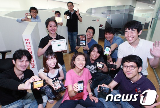 앱 개발자들이 에코노베이션 센터에서 포즈를 취하고 있다.(출처=KT) © News1 