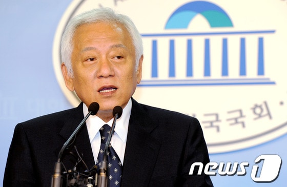 민주통합당 당대표 경선에 출마한 김한길 의원이 8일 오전 서울 여의도 국회 정론관에서 기자회견을 하고 있다. 김 후보는 