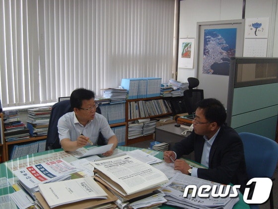 7일 오전 새누리당 안효대(울산 동구) 의원 울산사무국에서 박재관 사무국장과 김창민 기획조직실장이 일정회의를 하고 있다© News1 