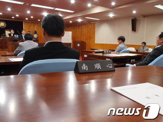 공직선거법 위반으로 사퇴 압박을 받고 있는 남순심 광주 동구의회 부의장이 10일 임시회에 불참했다. 남 부의장의 자리에 명패만 덩그러니 놓여있다. © News1 김호 기자 
