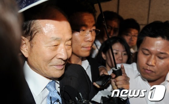 저축은행에서 거액을 받은 혐의로 구속영장이 청구된 이상득 전 새누리당 의원이 11일 새벽 구속이 결정된 뒤 서울 서초구 대검찰청을 나서며 취재진의 질문공세를 받고 있다. 2012.7.11/뉴스1 © News1   허경 기자