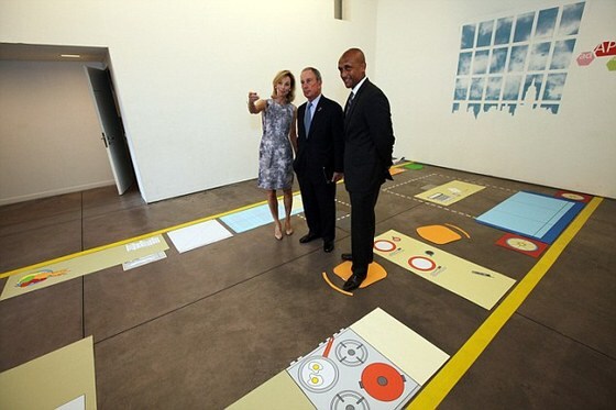 블룸버그 뉴욕시장이 초소형 아파트 단면도 위에 서 있다. (Daily Mail.co.uk) © News1 