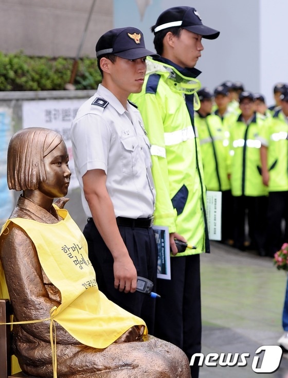 일본군 위안부 할머니 문제해결을 위한 1030차 정기수요집회가 열린 11일 오후 서울 중학동 일본대사관 앞에서 경찰들이 '소녀상'을 지키고 있다. 2012.7.11/뉴스1 © News1 박철중 기자