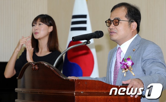 최동익 민주통합당 의원이 11일 오전 서울 종로구 신교동에서 열린 '종로장애인복지관 세종마을 푸르메센터 개관식'에 참석해 축사를 하고 있다. 푸르메센터는 양·한방이 통합된 재활센터와 장애인 전용 치과의원, 종로장애인복지관이 함께 들어와 있으며 차량 180여대를 댈 수 있는 공영주차장도 포함돼 있다. 2012.7.11/뉴스1 © News1 박지혜 기자