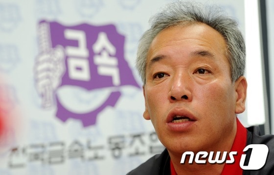                                                 박상철 금속노조 위원장이 12일 서울 정동 금속노조에서 뉴스1과 인터뷰를 하고 있다. 2012.7.12/뉴스1 © News1 허경 기자