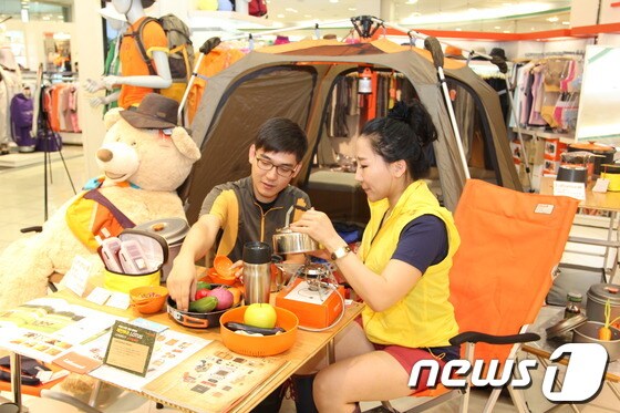 p캠핑 인구 120만명 시대를 맞아 캠핑 잠자리가 진화하고 있다. 사진은 갤러리아백화점 타임월드점이 캠핑용품 할인 판매행사를 하는 모습./p