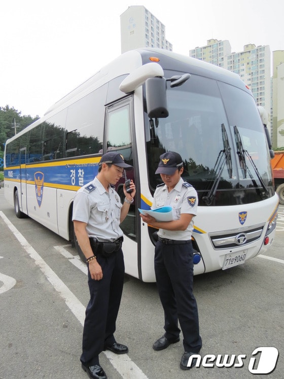 12일 오후 포항지역 치안현장에 투입된 경찰관 기동대원들이 순찰활동을 하고 있다./최창호 기자© News1 