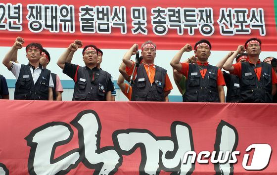 현대자동차 노조는 올해 임금·단체협약 교섭을 앞두고 '4·4·5 필승 전략'을 마련했다. 사진은 지난해 7월 열린 현대차 노조 파업 출정식. / 뉴스1 자료사진 © News1 변의현 기자