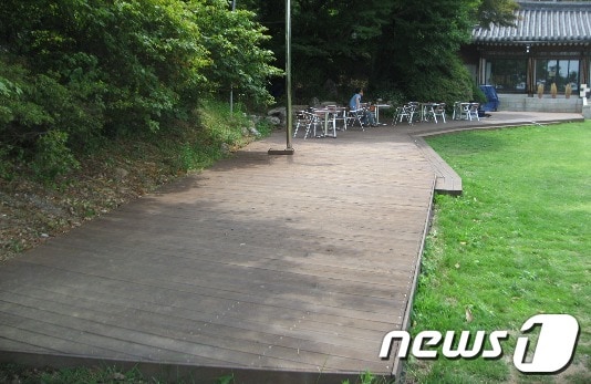 넓은 잔디밭 뒤로 한옥 양식으로 지어진 문제의 별장 건물이 보이고 있다. /사진=구리시 제공 © News1  